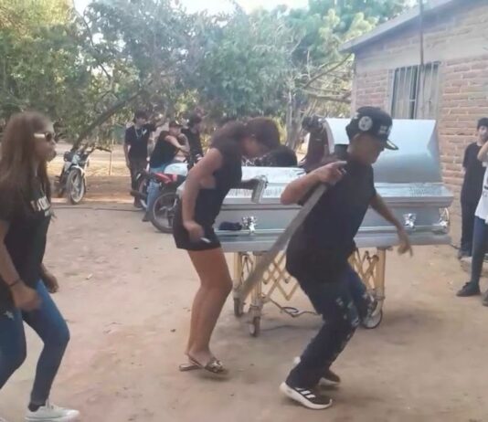 Con huapangos, machetes, cerveza y motos, familiares y jóvenes ‘macheteros’ despiden en Ahome a joven as3s1n4d0 por su hermano en Sonora