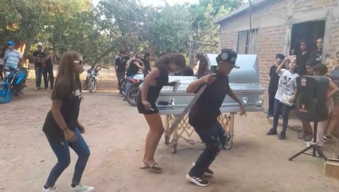 Con huapangos, machetes, cerveza y motos, familiares y jóvenes