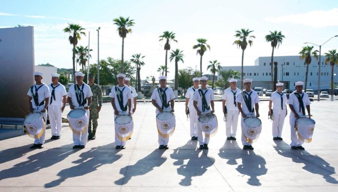 Conmemora Ayuntamiento el 257 aniversario de la fundación de Guaymas, ceremonia de izamiento de Bandera llevada a cabo en la plaza Tres Presidentes.