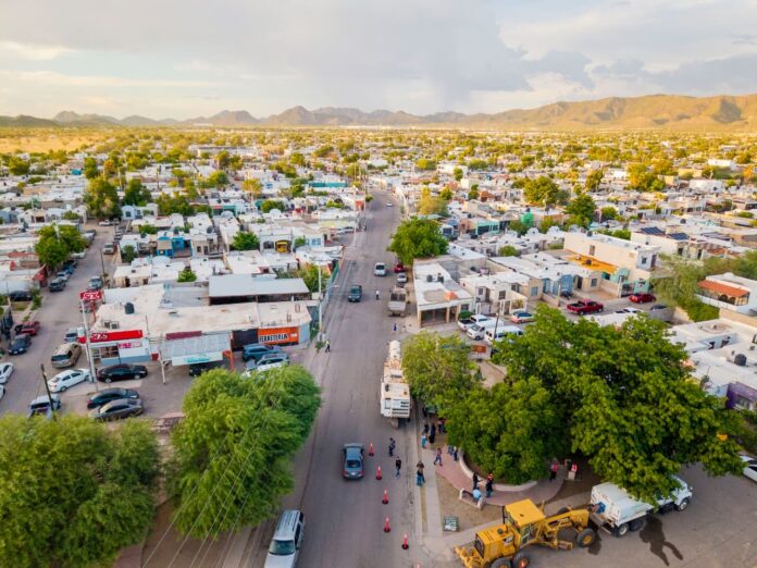 Arranca Toño Astiazarán recarpeteo de vialidad en el norponiente de Hermosillo; con una inversión de 5.3 millones de pesos, el Presidente Municipal inició trabajos en la calle Lázaro Mercado, que beneficiarán a alrededor de 22 mil habitantes y forman parte del programa de rescate de vialidades de la ciudad.