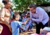 Entrega Ramón Flores mochilas y útiles escolares a niñas y niños en Pótam