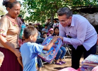Entrega Ramón Flores mochilas y útiles escolares a niñas y niños en Pótam