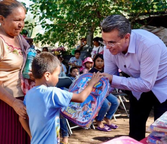 Entrega Ramón Flores mochilas y útiles escolares a niñas y niños en Pótam