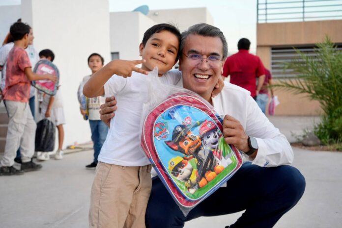 Entrega Ramón Flores mochilas y útiles escolares a estudiantes; con el propósito de contribuir a que niñas, niños y adolescentes cuenten con las herramientas necesarias para iniciar el nuevo ciclo escolar.