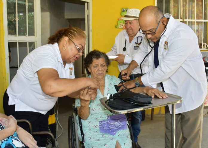 Acerca Salud H en Tu Casa 456 servicios gratuitos a hogares hermosillenses durante agosto; se visitaron 95 domicilios con consultas médicas, odontológicas, fisioterapia, enfermería y exámenes de la vista.