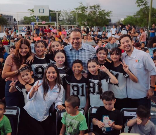 Entregan Toño Astiazarán y Patty Ruibal útiles escolares a 500 niñas y niños en Altares