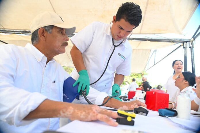 Promueve Toño Astiazarán más de 45 mil acciones de salud en área urbana y rural; durante las jornadas de la Clínica Móvil.