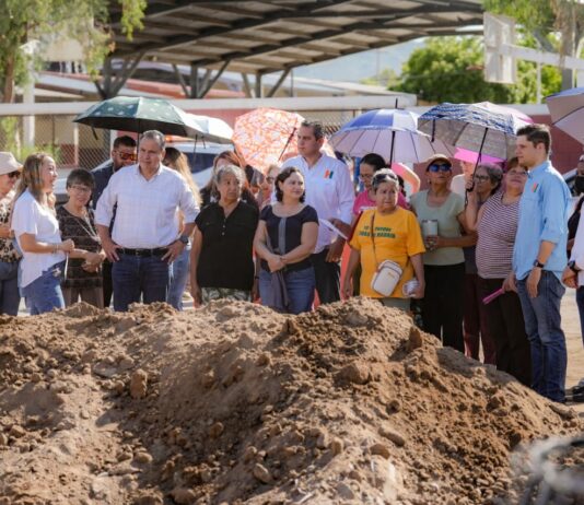 Supervisa Toño Astiazarán pavimentación con concreto de la Huásabas acompañado de vecinas y vecinos