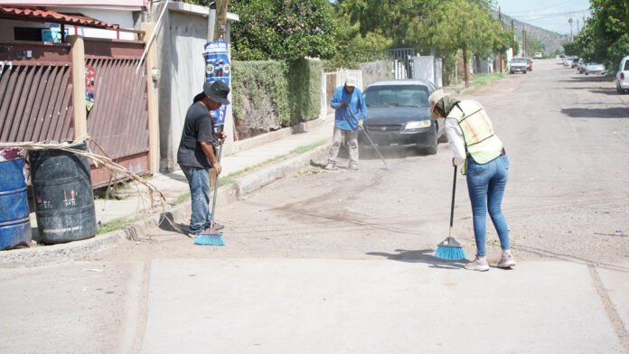 Ayuntamiento inicia jornada de limpieza integral y rehabilitación urbana en la colonia Las Palmas; con el objetivo de mantener vialidades seguras y espacios públicos dignos para las familias.