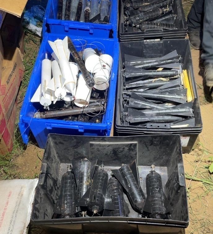 Aseguran 300 artefactos explosivos; fueron desactivados en el sitio por personal especializado en su localización y neutralización.