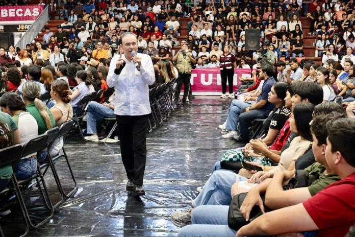 Gobernador Durazo garantiza con becas permanencia universitaria de 14 mil estudiantes de Cajeme y Navojoa; en esta doble jornada fueron entregadas más 14 mil becas para alumnos de universidades públicas, con una inversión superior a los 70 millones de pesos.
