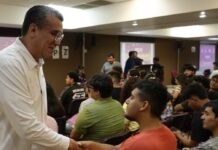 Ramón Flores acompaña entrega de Becas Sonora de Oportunidades para estudiantes universitarios de Guaymas