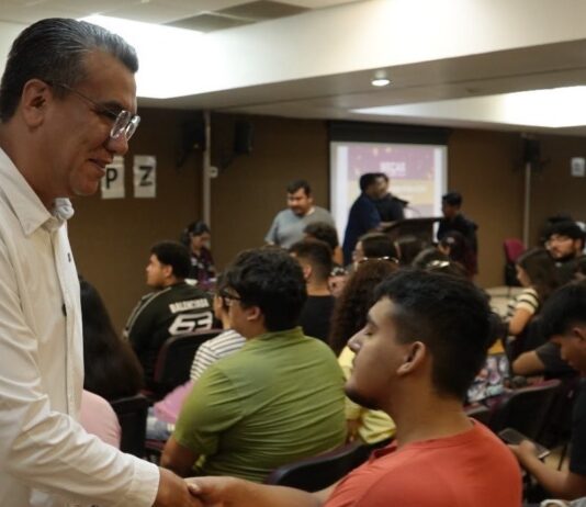 Ramón Flores acompaña entrega de Becas Sonora de Oportunidades para estudiantes universitarios de Guaymas