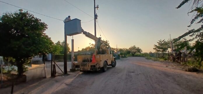Continúan trabajos de reparación de alumbrado público en comunidades del valle, luego de las afectaciones ocasionadas por las lluvias y fuertes vientos registrados durante el pasado fin de semana.