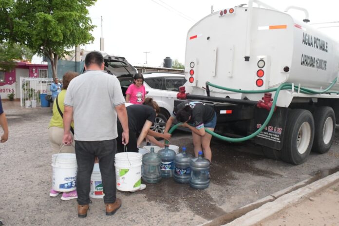 Agua de Hermosillo continúa este martes con programa emergente con brigada especial de pipas; forma parte de las acciones del programa emergente, en tanto se normaliza el servicio que fue afectado debido a las recientes lluvias que ocasionó diferentes fallas en las fuentes de abastecimiento.