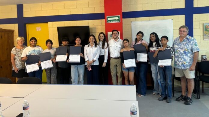 Estudiantes guaymenses reciben patrocinio para útiles escolares y que puedan continuar sus estudios.