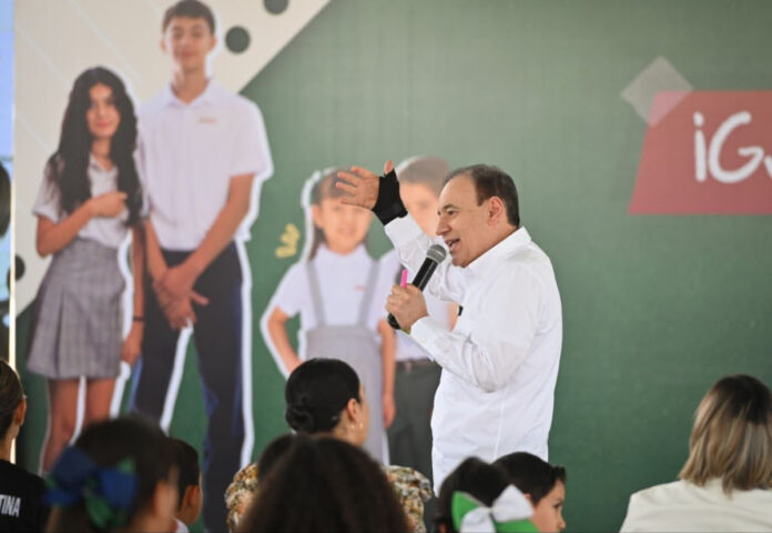 Con orden y agilidad entrega Gobierno de Sonora uniformes escolares gratuitos en Hermosillo; Alfonso Durazo supervisó el proceso de distribución de dicho apoyo.