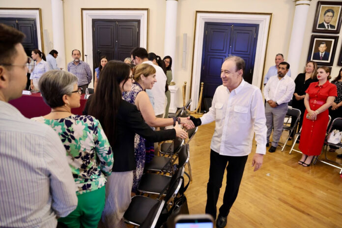 Alfonso Durazo inicia en Sonora Estrategia Nacional para garantizar atención en salud a personas migrantes; nuestro estado fue elegido por el Gobierno de México como sede para el lanzamiento de la implementación de la Estrategia Nacional para la Atención a la Salud de Personas en Contexto de Movilidad Humana, en reconocimiento a su experiencia y coordinación institucional.
