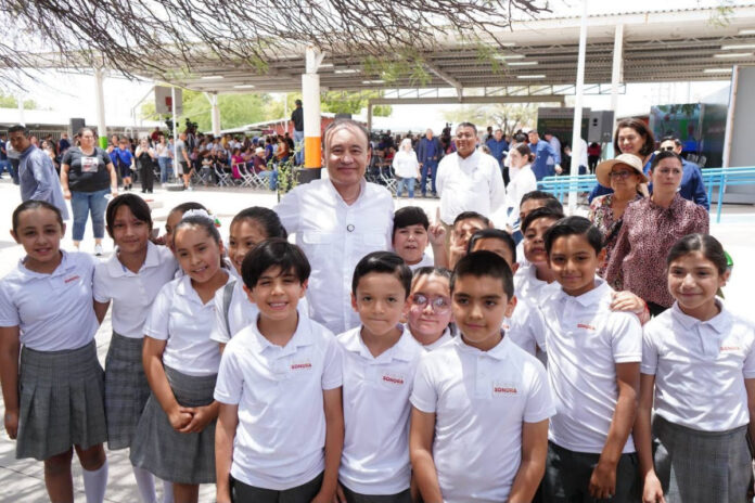 Arranca Gobernador Durazo entrega de más de 109 mil uniformes escolares gratuitos en Hermosillo; La distribución se llevará a cabo en el Centro de Usos Múltiples (CUM), en un horario de 8:00 a 20:00 horas, conforme a una calendarización basada en la primera letra del apellido paterno del estudiante.