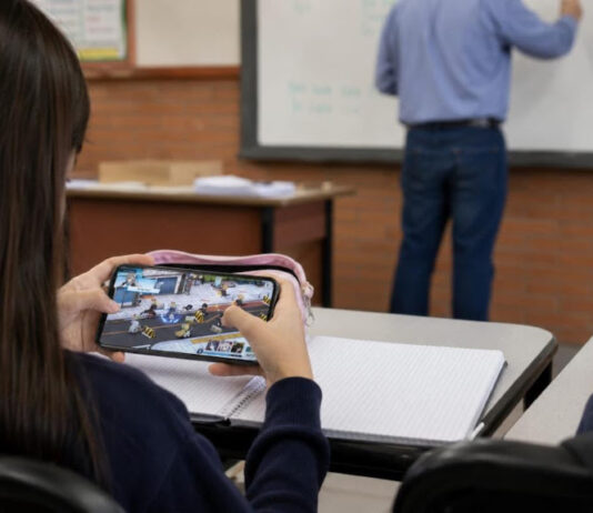 Promueven uso responsable de celulares para cuidar la salud mental de niñas y niños