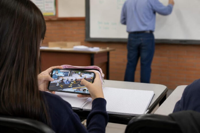 Promueven uso responsable de celulares para cuidar la salud mental de niñas y niños; cada vez existe mayor interés por acompañarlos en su relación con las pantallas y redes sociales.