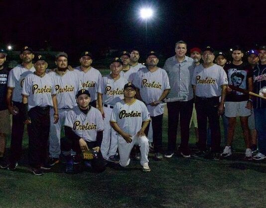 Ramón Flores mantiene respaldo al deporte con entrega de equipo deportivo en Guaymas