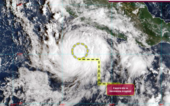 Se espera ‘Polo’ se intensifique a huracán, este día; tormenta tropical ubicada esta mañana a 320 km al suroeste de Zihuatanejo, Guerrero.