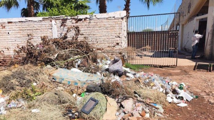 Llaman a no tirar basura afuera del estadio ALR; particularmente en el área donde se encuentra un contenedor que constantemente es utilizado para depositar residuos.