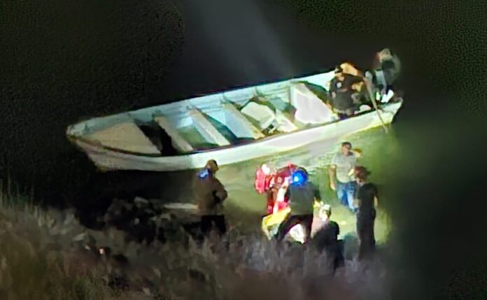Rescatan a joven que cayó a un barranco, desde una altura de 25 metros; a bordo de una panga fue llevado hasta los muelles de Bellavista, en donde lo esperaba una ambulancia.