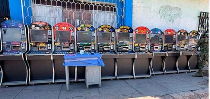 Confiscan maquinitas y droga; durante cateo se aseguró además equipo de comunicación.