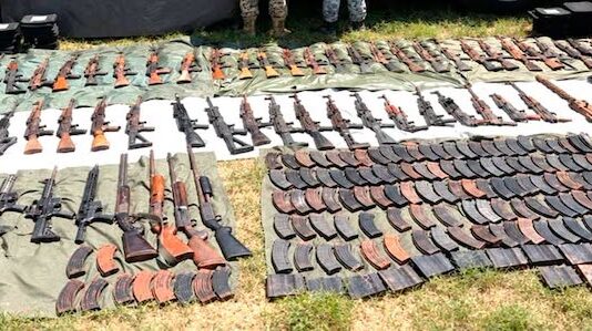Aseguran arsenal oculto bajo tierra