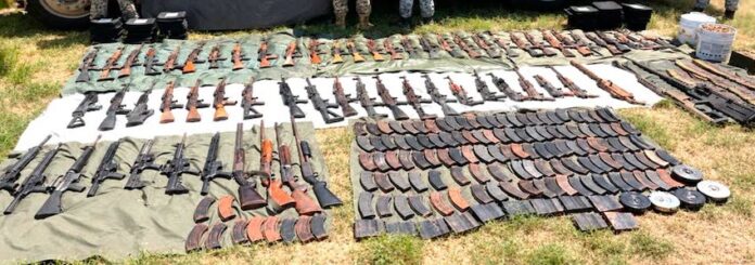 Aseguran arsenal oculto bajo tierra en El Rosario; son: 66 rifles, un Barret y ametralladoras.