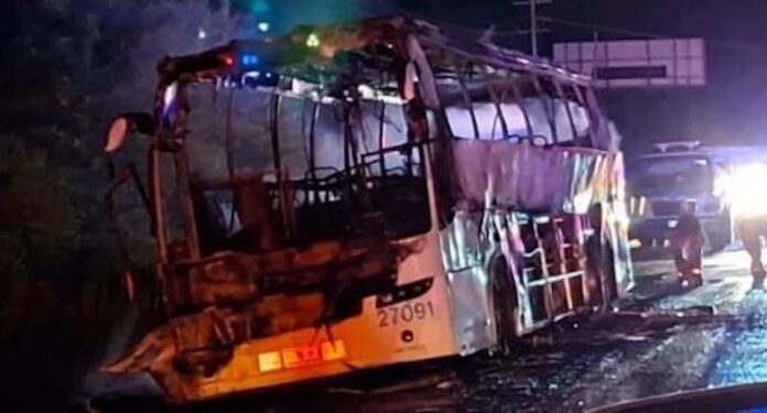 Se incendia autobús de pasajeros en la Mazatlán-Culiacán; alrededor de 40 personas viajaban de Tijuana al sur del país; el siniestro ocurrió en el kilómetro 10 de la autopista, cuando una balata se calentó y comenzó a quemar la unidad.