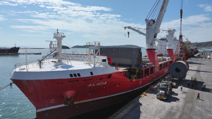 Descargan pieza sobredimensionada de 114 toneladas; viene destinada al sector minero de Sonora.