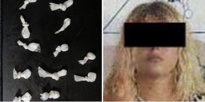 Joven mujer detenida con droga; autoridades de seguridad continúan con el combate al narcomenudeo.