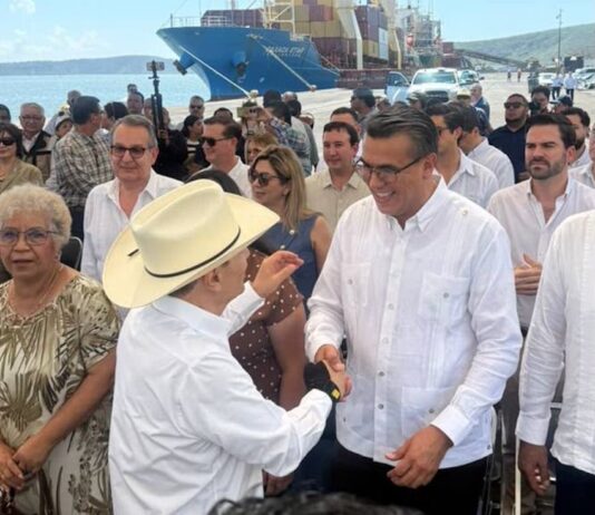 Acompaña Ramón Flores al gobernador Alfonso Durazo en la recepción de nuevas grúas portuarias para Guaymas