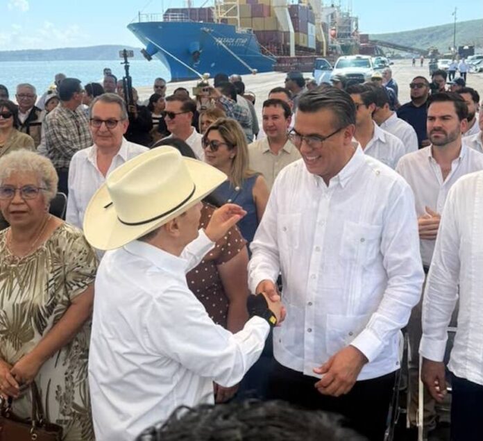 Acompaña Ramón Flores al gobernador Alfonso Durazo en la recepción de nuevas grúas portuarias para Guaymas; fortalecerán la capacidad operativa y logística del Puerto.