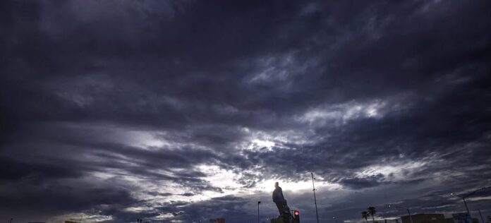 Para hoy martes continuarán los efectos del monzón; con el desarrollo de varios núcleos de tormentas, con rachas de viento intensas y descargas eléctricas, en distintas regiones de la entidad.