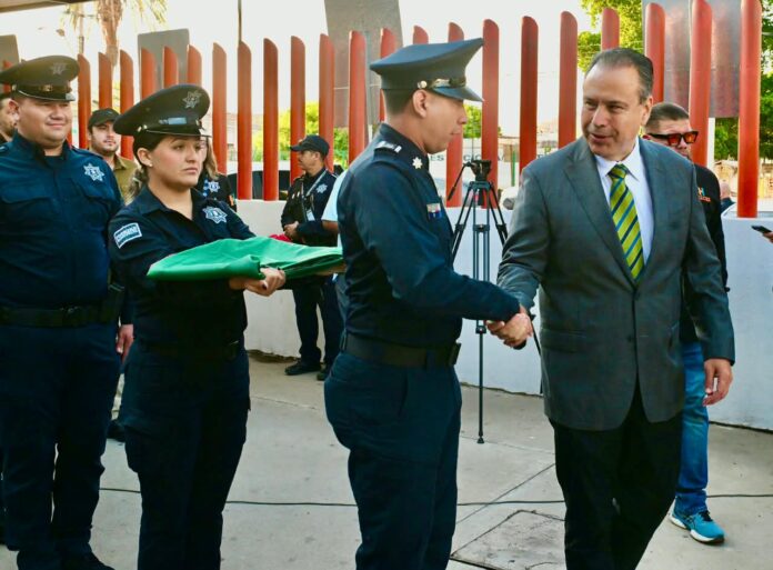 Encabeza Toño Astiazarán ceremonia cívica por inicio del mes patrio; junto a elementos de la Policía Municipal, el presidente Antonio Astiazarán participó en los honores e izamiento de la Bandera de México, como parte de las actividades para fortalecer los valores cívicos durante septiembre.