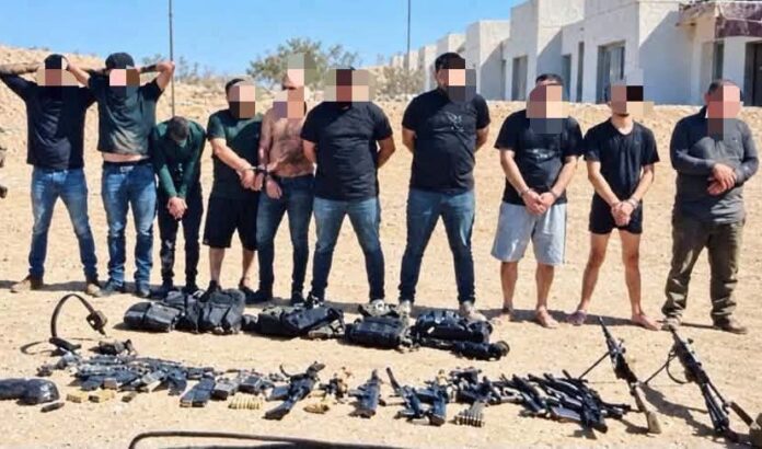 #PuertoPeñasco: ‘Revientan’ casa de seguridad y rescatan a tres personas que estaban privadas de la libertad; en operativo tras el levantón de 8 gambusinos, se dio un enfrentamiento, con tres agentes de la AMIC heridos; se logró además asegurar más de 40 armas largas, vehículos, artefactos explosivos, equipo táctico y cartuchos.