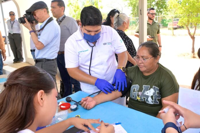Resalta Toño Astiazarán impacto positivo de programas municipales en estadísticas del INEGI; al analizar la Encuesta Intercensal 2025, el presidente municipal subrayó el crecimiento en hogares equipados con energía limpia y almacenamiento de agua, así como los avances directos en atención ciudadana y movilidad.