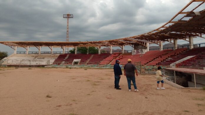 Avanzan trabajos de restauración del estadio ‘Abelardo L. Rodríguez’; principalmente en la colocación de un cerco perimetral en la zona donde se encontraba una sección de la barda que resultó derrumbada.