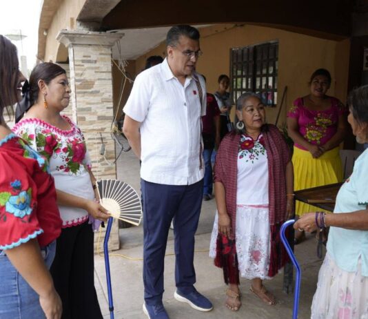 Ramón Flores da seguimiento a gestiones y entrega silla de ruedas y bastón de apoyo en comunidades yaquis
