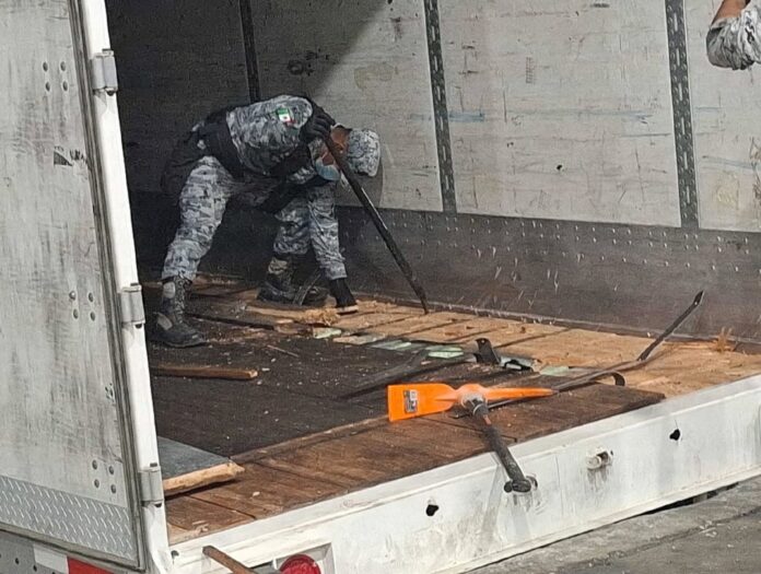 #Tijuana: Aseguran paquetes de cocaína que iba en un doble fondo de caja seca: tractocamión detectado en la línea fronteriza de Tijuana, autoridades no revelan qué cantidad de droga fue la decomisada.
