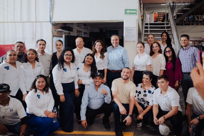 Apoyan Toño Astiazarán y Patty Ruibal a 88 asociaciones altruistas con paneles solares para ahorro de luz; ayer colocaron la placa de peso solar al Banco de Ropa de Hermosillo IAP que tiene más de 21 años apoyando.