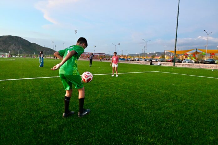 FFamilias hermosillenses celebran el nuevo Cárcamo H Cerro Colorado entregado por Toño Astiazarán; el presidente municipal Antonio Astiazarán entregó la obra del Cárcamo H Cerro Colorado, equipada con canchas de básquetbol, áreas infantiles y campos de fútbol y béisbol profesional para el disfrute de chicos y grandes.