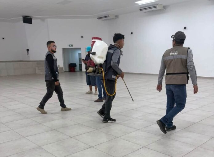 Refuerzan prevención del dengue ante lluvias en Empalme; brigadistas acudieron al refugio temporal para hacer fumigaciones contra el dengue.