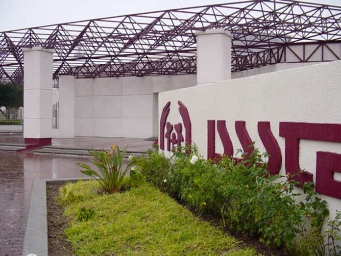 Niña de 2 años se golpea la cabeza en guardería; jugaba en una resbaladilla y otro menor ‘la movió’, ocurriendo así el accidente; fue atendida en el ISSSTESON.