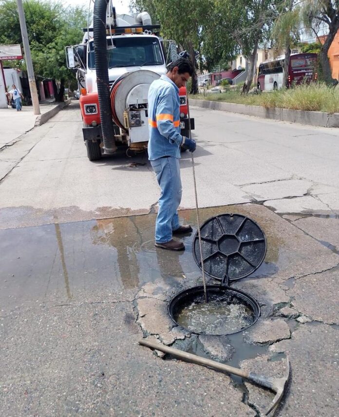 Llama AguaH a evitar tirar basura y residuos en calles y alcantarillas; pueden acumularse y generar tapones en la infraestructura sanitaria.