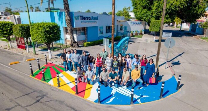 Entregan Gobierno Municipal, artistas y ciudadanos segunda etapa de Asphalt Art en tres cruceros de Hermosillo; en colaboración con el organismo Bloomberg Philanthropies esta iniciativa utiliza el arte urbano como herramienta de transformación en espacios públicos de la ciudad.